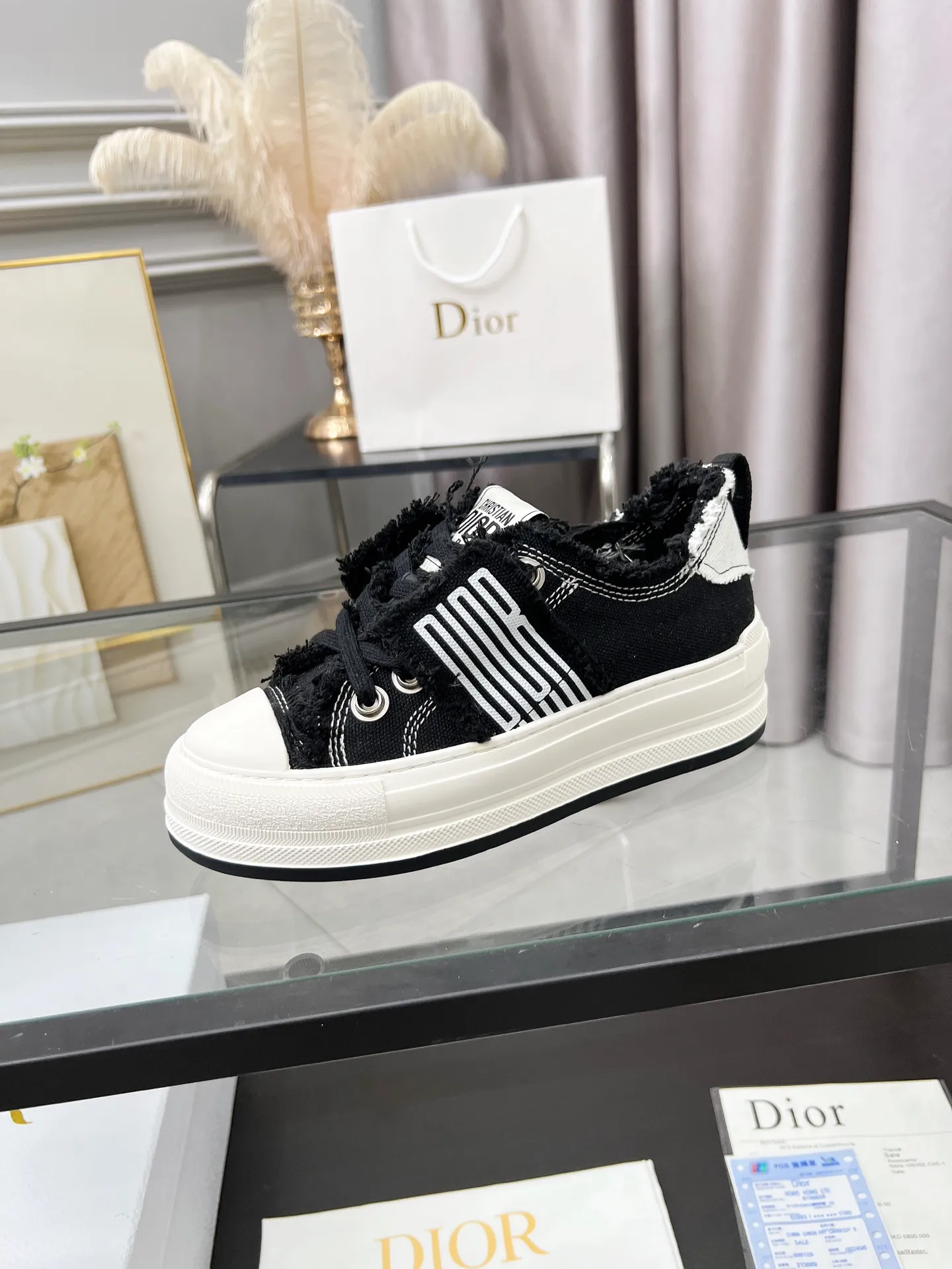 Men’s Men’s Shoes 💰480 Dior Dior 2025 Presbyopia Embroidery Thick-soled Canvas Shoes Casual Sneakers This Walk’n’Dior thick-soled sneaker is a fashionable item that enhances the style of the series. Oblique printed cotton embroidered upper with comfortable platform sole, tongue and Christian Dior Homme 💰aris signature laces. Can add fashionable temperament to any casual look Size: 35-45